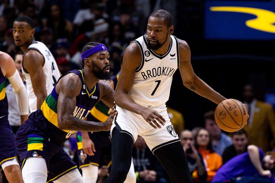 Kevin Durant z Brooklynu bránený Najim Marshallom z New Orleans. 