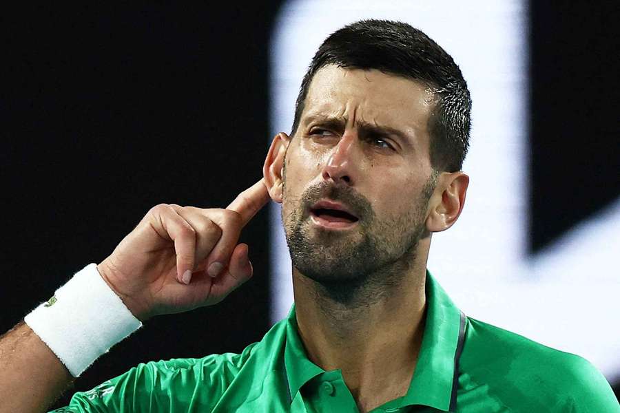 Novak Djokovic celebra após vencer Botic van de Zandschulp