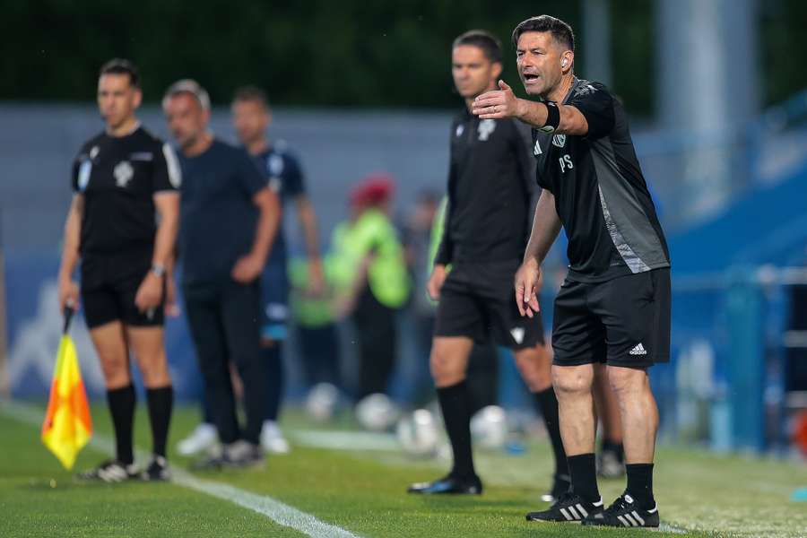 Paulo Sousa dá instruções à equipa Paulo Sousa dá instruções à equipa