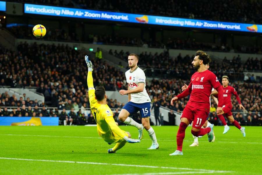Salah sa stal hrdinom na trávniku Tottenhamu.