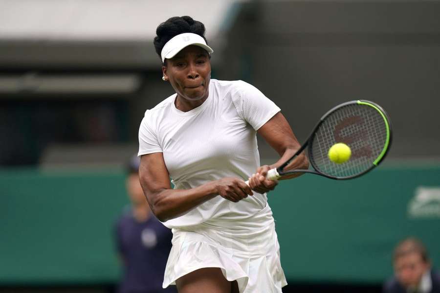 De Barbiepop van Venus Williams is gekleed in een Wimbledon-outfit