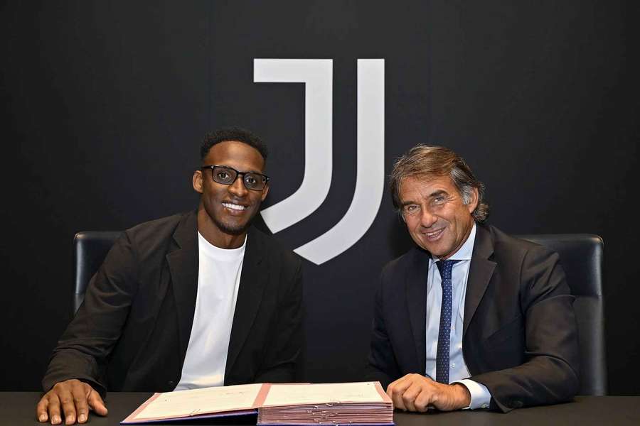 Jhon Lucumí přestoupil z Boloni do Juventusu. Jhon Lucumí přestoupil z Boloni do Juventusu.