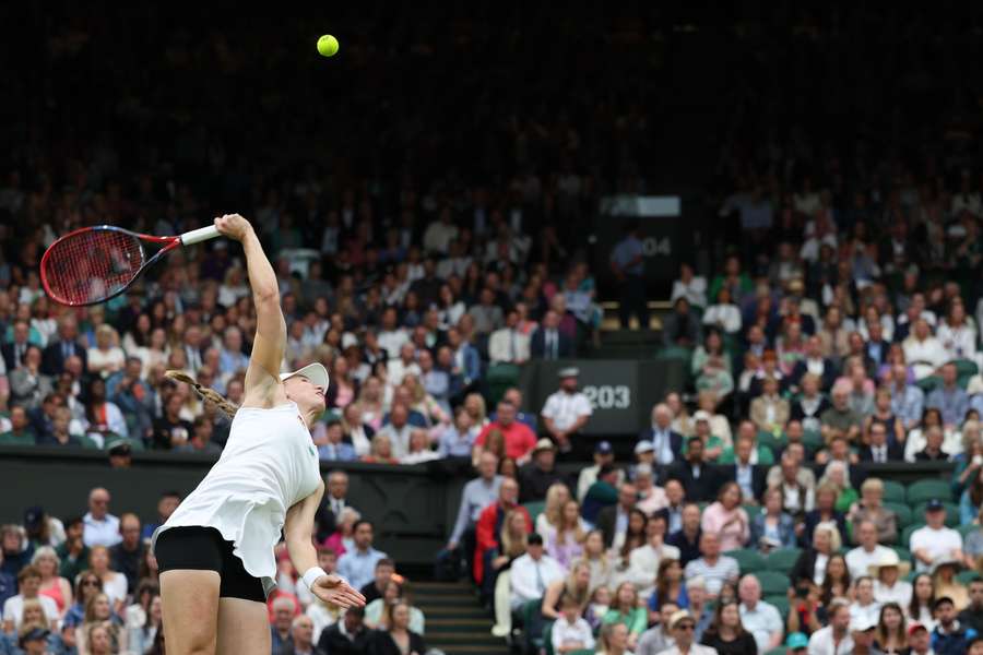 Elena Rybakina, do Cazaquistão, serve contra Shelby Rogers, dos EUA, durante o seu jogo em Wimbledon