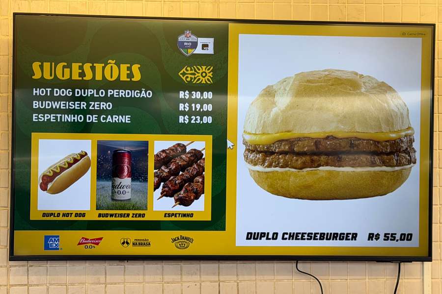 NFL no Rio: Com hambúrguer a R$ 55 e chopp a R$ 19, veja quanto custa comer no Maracanã NFL no Rio: Com hambúrguer a R$ 55 e chopp a R$ 19, veja quanto custa comer no Maracanã