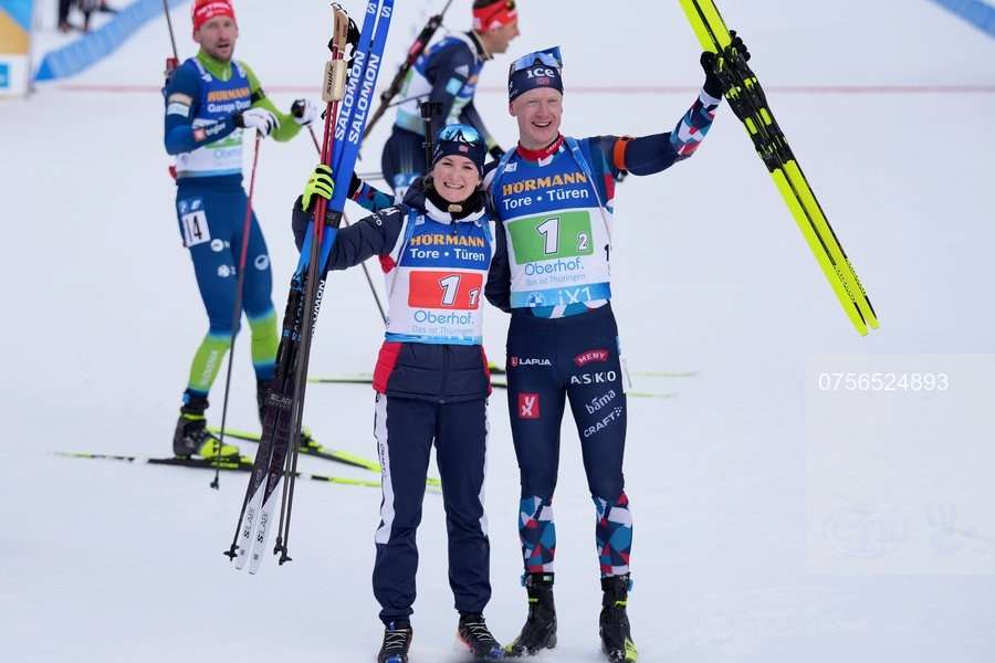 Marte Olsbu Röiseland und Johannes Thingnes Bö nach dem Zieleinlauf.