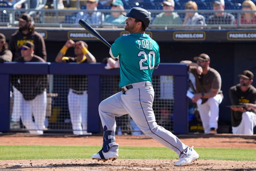 Mariners top Padres, Machado first to violate pitch clock