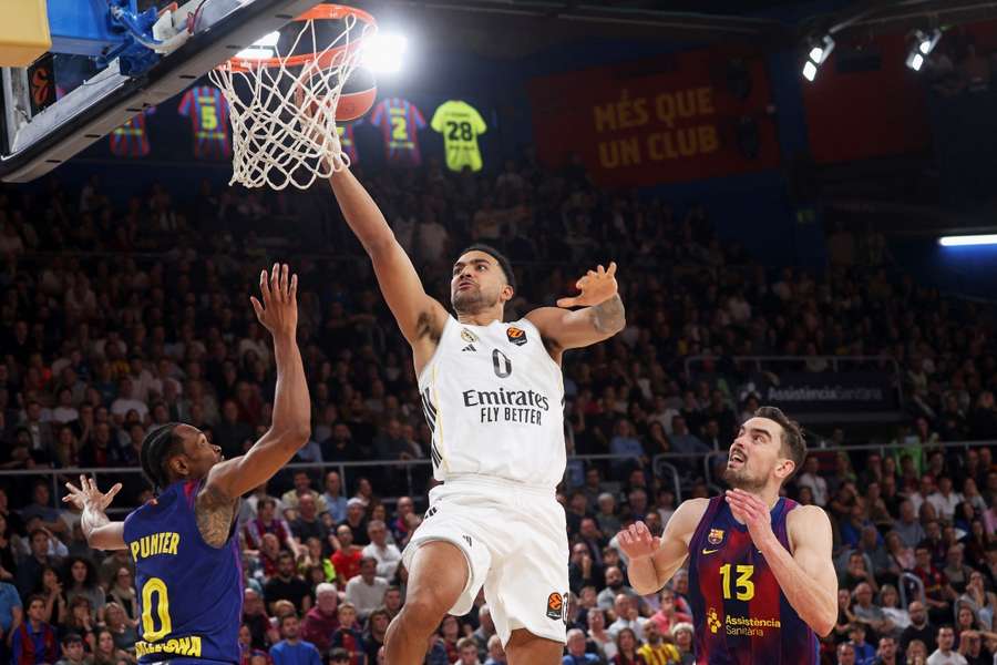 Trey Lyles entra a canasta ante Kevin Punter y Tomas Satoransky Trey Lyles entra a canasta ante Kevin Punter y Tomas Satoransky