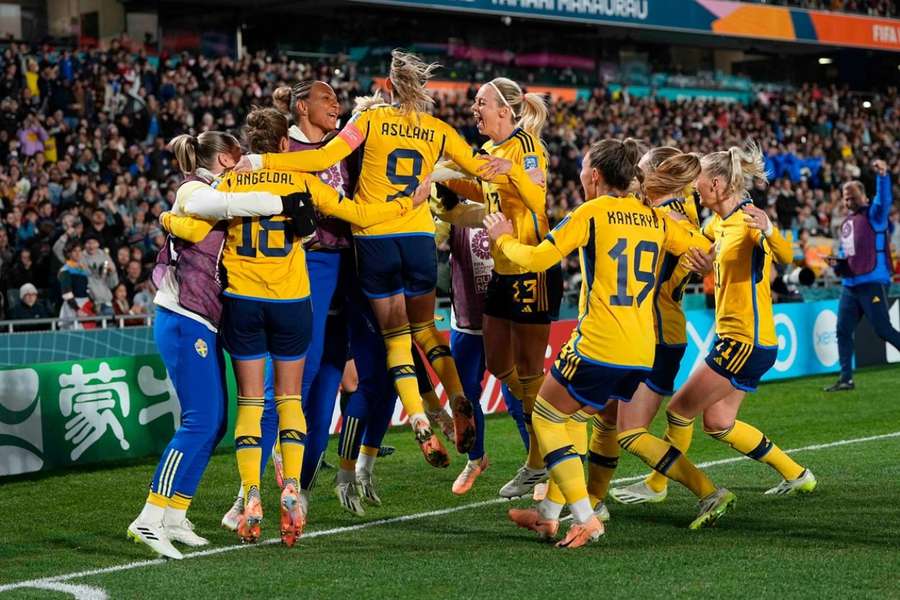 Švédky oslavujú postup do semifinále.