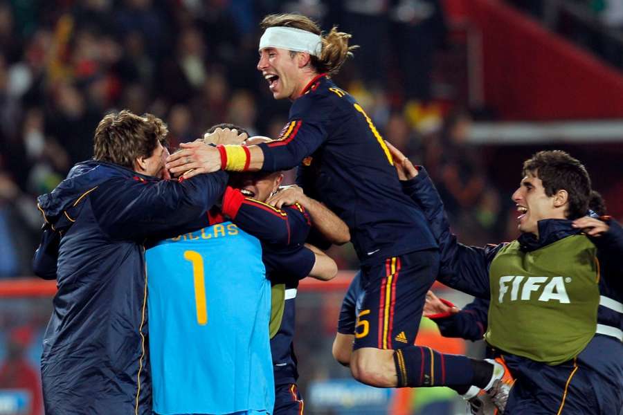 Los jugadores de España celebran su pase a cuartos de final en el Mundial de Sudáfrica 2010 tras ganar a Paraguay Los jugadores de España celebran su pase a cuartos de final en el Mundial de Sudáfrica 2010 tras ganar a Paraguay