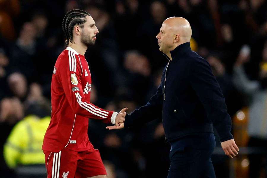 Slot (vpravo) po ligovém utkání s Wolves.