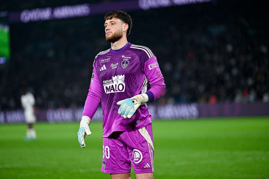 Burnley sign French goalkeeper Gregoire Coudert