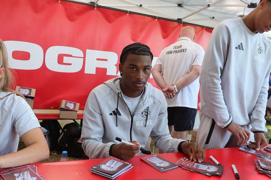 Reigan Heskey gibt seine ersten Autogramme als Spieler des 1. FC Köln. Reigan Heskey gibt seine ersten Autogramme als Spieler des 1. FC Köln.