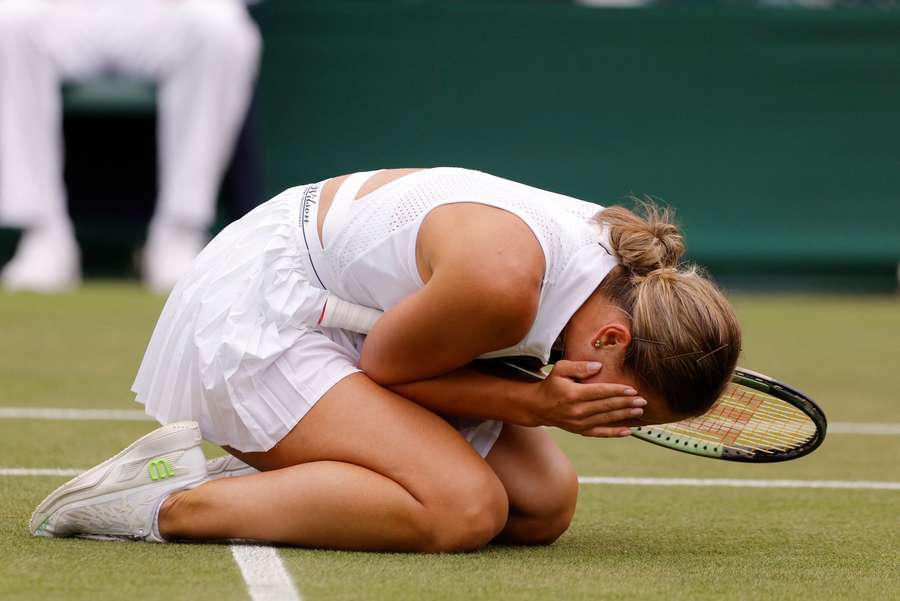 Marta Kostyuk sinks to her knees after defeating Maria Sakkari