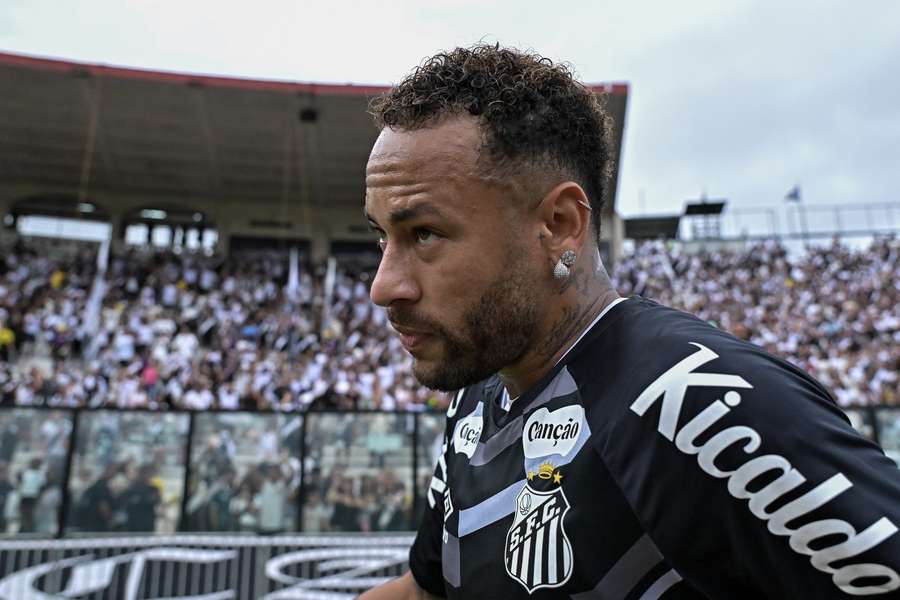 Neymar, prima victimă a noii reguli împotriva tragerii de timp din Brazilia Neymar, prima victimă a noii reguli împotriva tragerii de timp din Brazilia