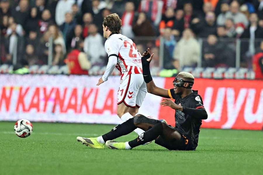 Atacantul Victor Osimhen protestează la o decizie a arbitrului