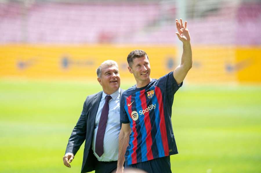 Prezident Barcelony Joan Laporta a letní posila Robert Lewandowski.