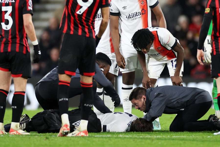 Incidente com Lockyer gerou apreensão no estádio durante jogo da Premier League