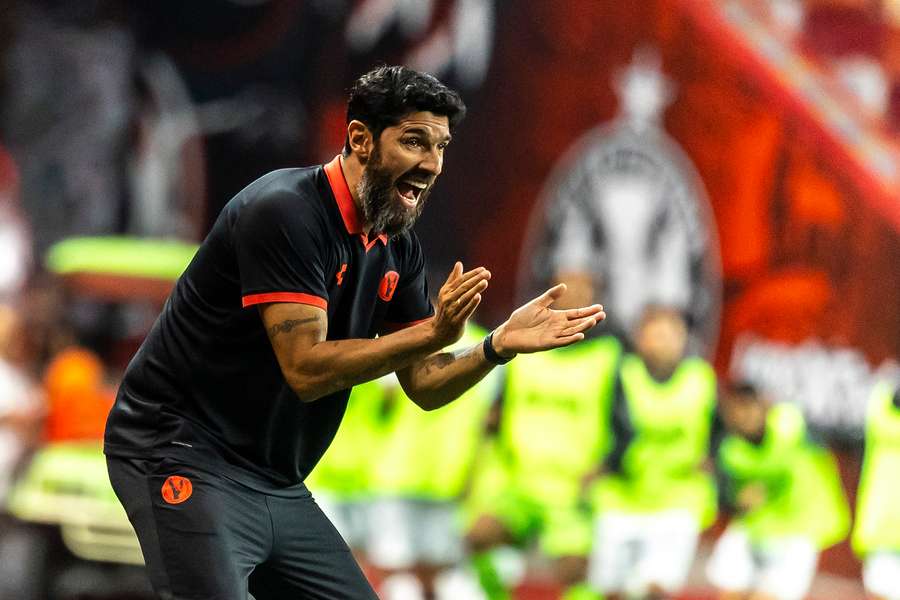 Abreu da órdenes a sus jugadores