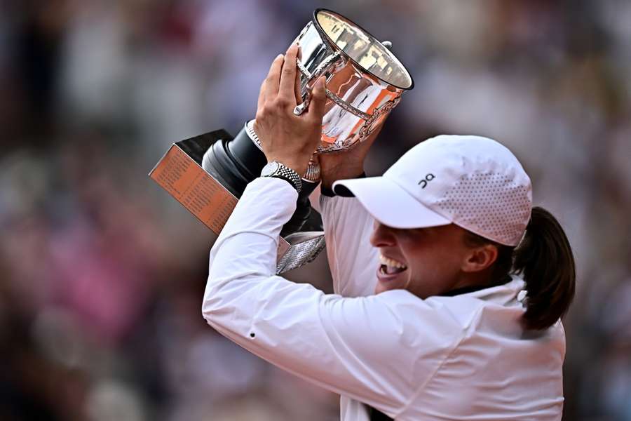 Iga Swiatek cu trofeul de la Roland Garros