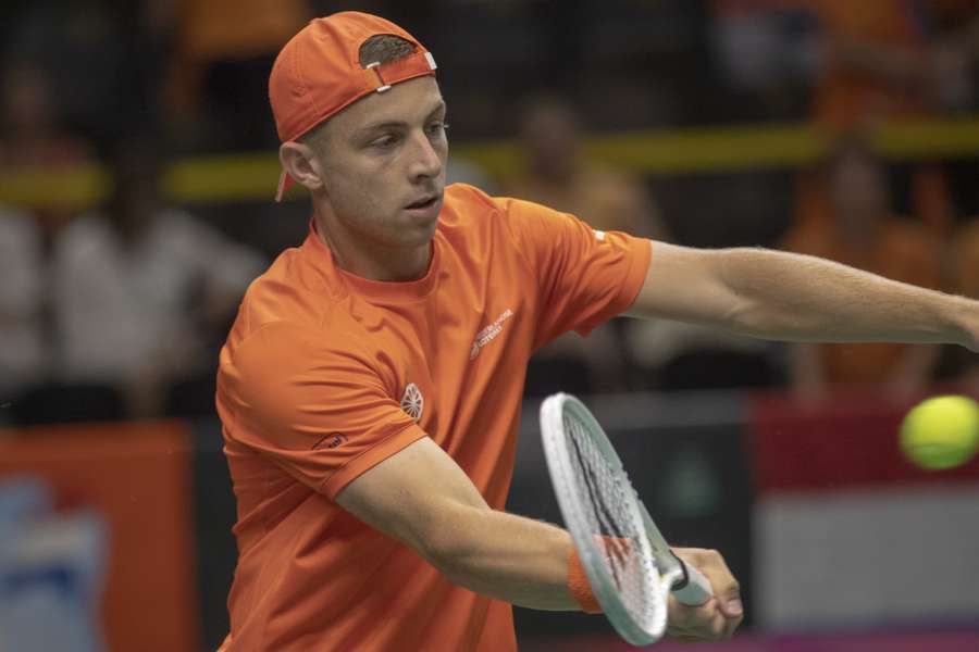 Tallon Griekspoor in actie voor Nederland tijdens een duel in de Davis Cup