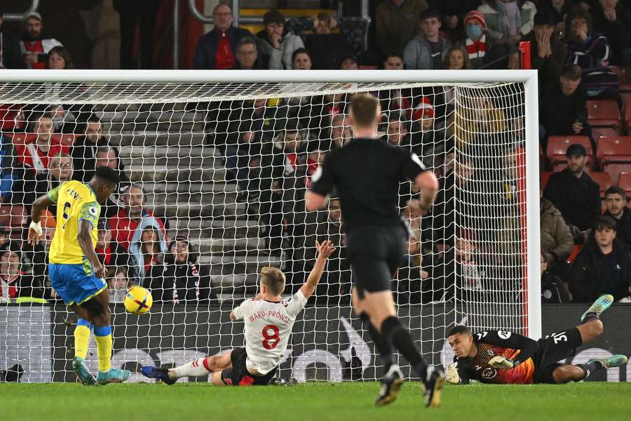 Boje týmů ze dna Premier League: Southampton padl pošesté v řadě, West Ham remizoval