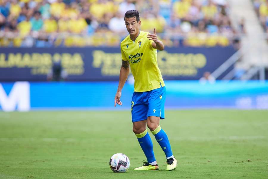 Luis Hernández, defesa central do Cádiz, é operado ao menisco