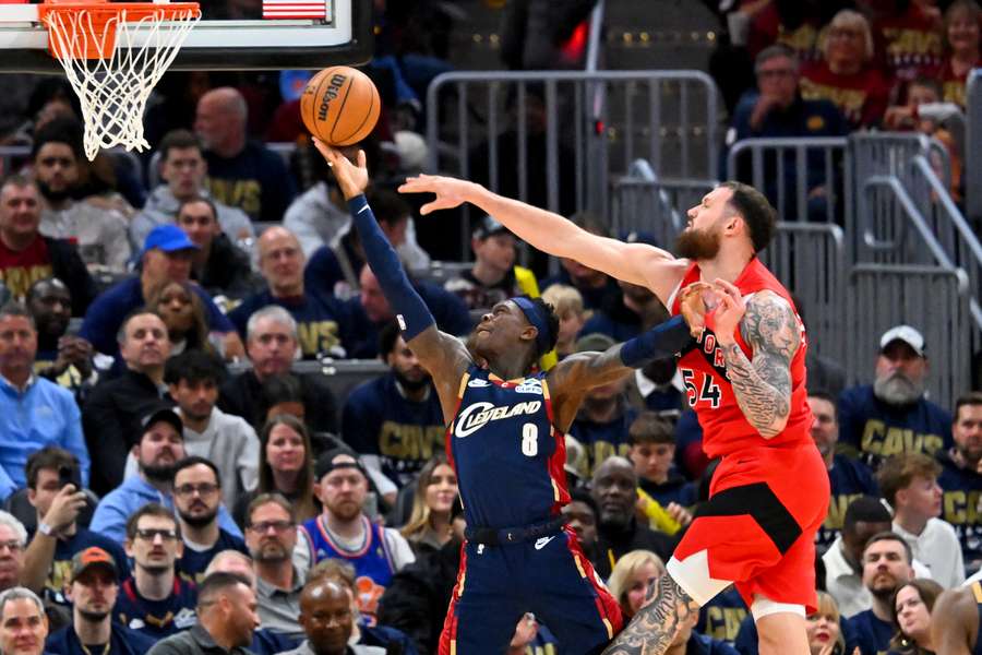 Dennis Schröder beim Korbleger gegen Sandro Mamukelashvili.