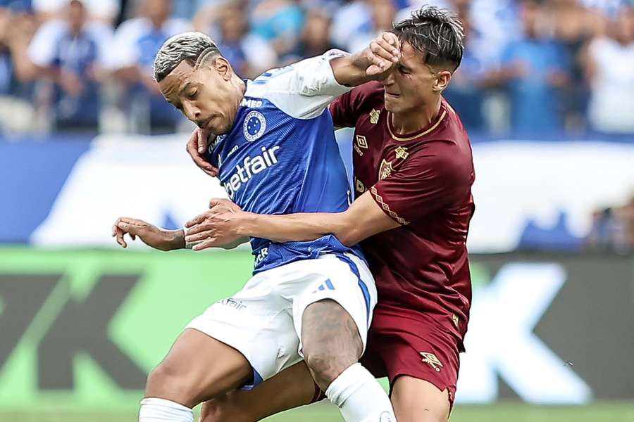 Matheus Pereira e Bernal em lance polêmico de Cruzeiro x Fluminense