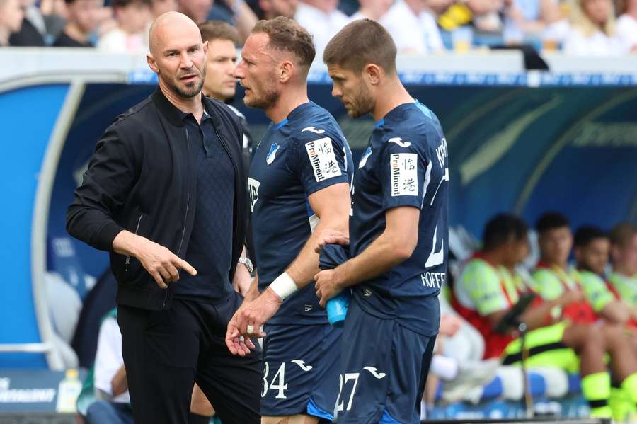 Ilzer (l.) im Gespräch mit den Routiniers Coufal und Kramaric