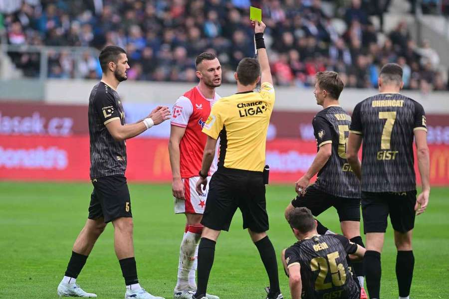 Prekop videl žltú kartu.