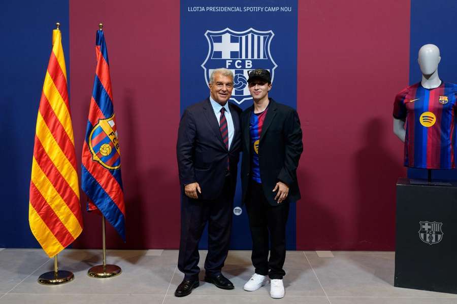 Laporta posa con el joven aficionado mexicano Laporta posa con el joven aficionado mexicano