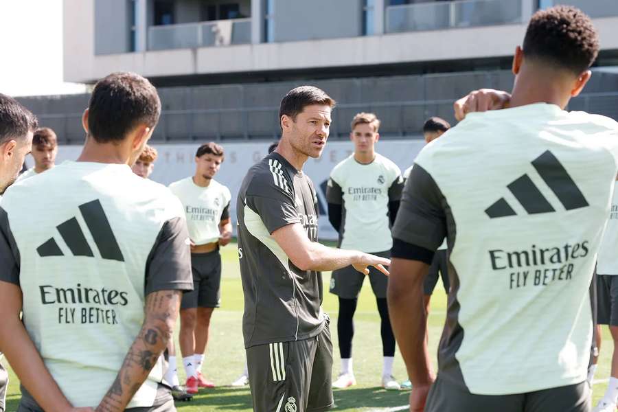 Xabi Alonso da una charla táctica a aus jugadores en el último entrenamiento en Valdebebas