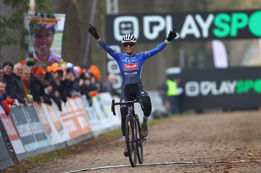 Ceylin del Carmen Alvarado heerst als vanouds in Superprestigecross Merksplas