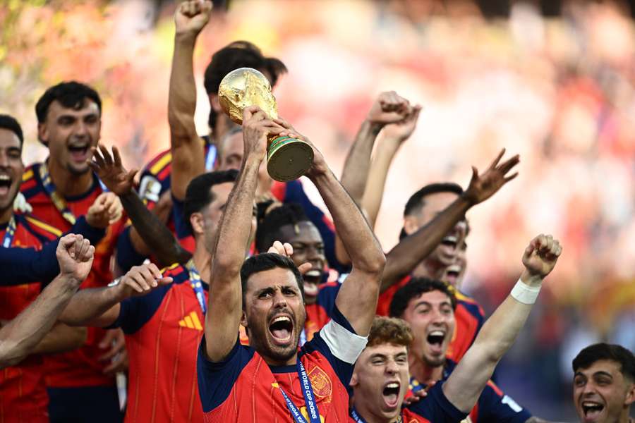 Rodri s trofejí pro mistry světa. Rodri s trofejí pro mistry světa.