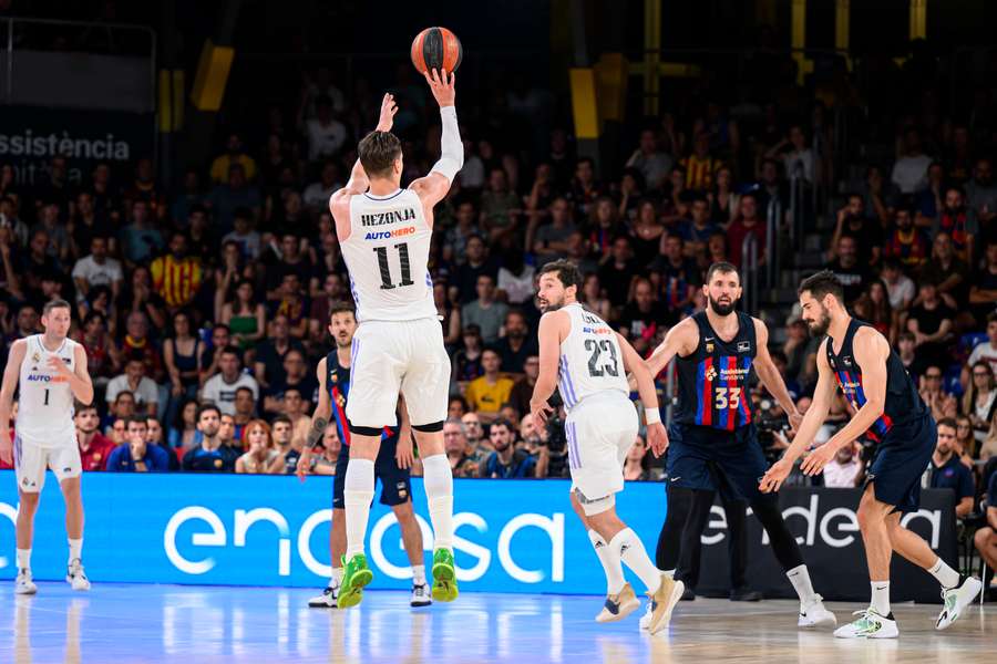 Hezonja castigó el aro blaugrana en el segundo cuarto