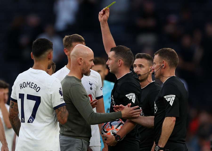 Erik ten Hag kreeg na de wedstrijd een gele kaart en heeft een boel op te lossen bij Manchester United