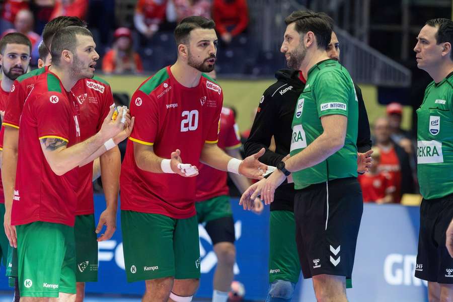 The Portuguese explain their dissatisfaction to the referee
