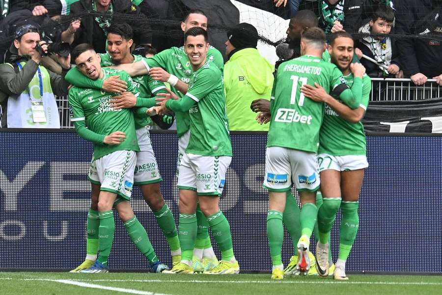 Saint-Etienne a fait tomber le leader Auxerre 1-0 samedi au stade Geoffroy-Guichard. 