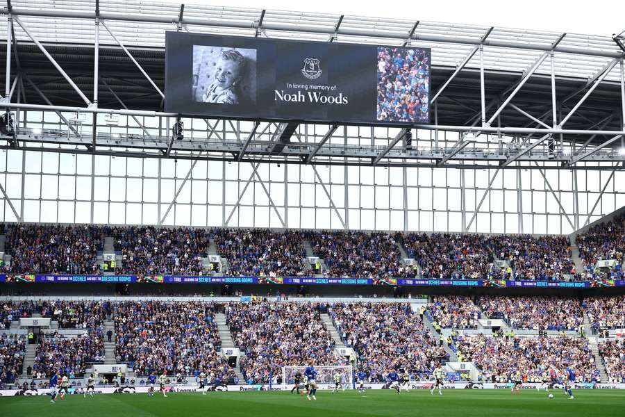 Le stade d'Everton contre Ipswich Town, lors de l'hommage à Noah Woods. Le stade d'Everton contre Ipswich Town, lors de l'hommage à Noah Woods.