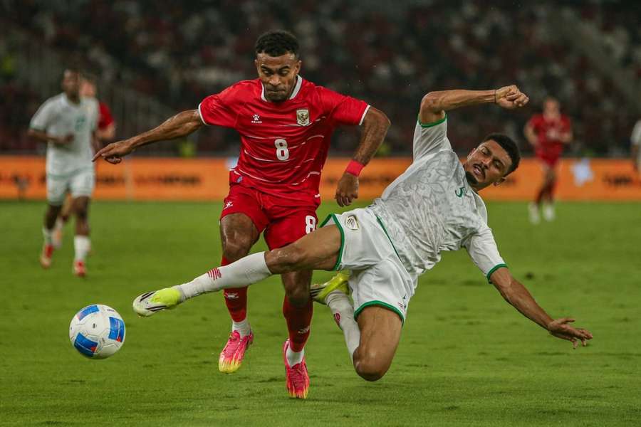 Musab Al-Shaqsi, de blanco en un Indonesia-Omán Musab Al-Shaqsi, de blanco en un Indonesia-Omán