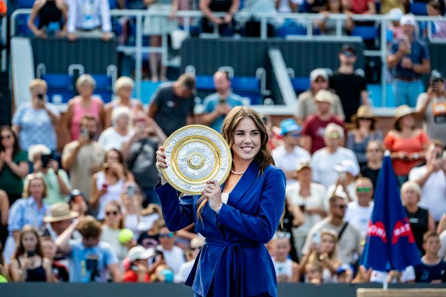 Linda Nosková s wimbledonskou trofejí na Livesport Prague Open.