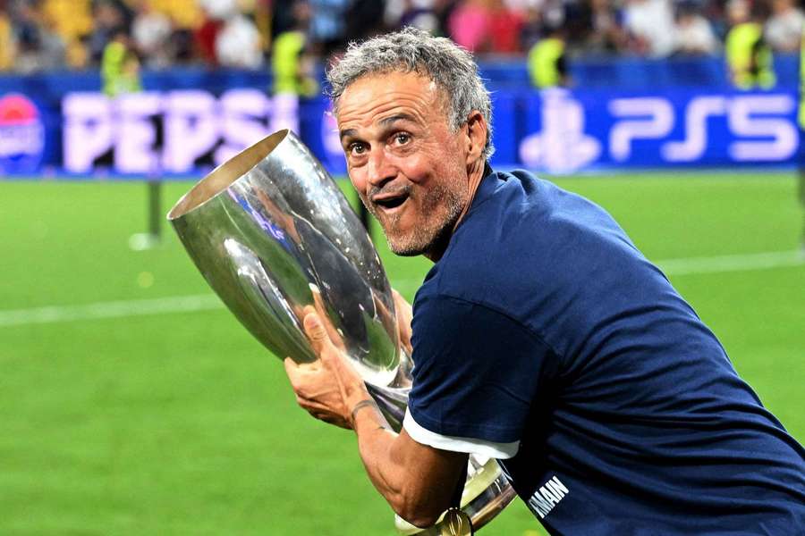 Luis Enrique s trofejí. Luis Enrique s trofejí.
