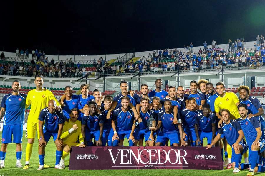Os jogadores do Belenenses com o Troféu José Gomes