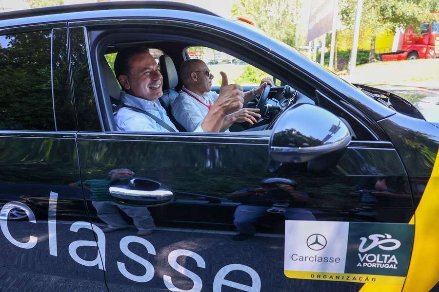 Luís Montenegro no carro da direção de corrida, com Joaquim Gomes