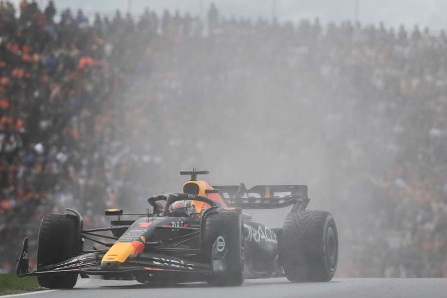 Max Verstappen laat een flinke spray achter