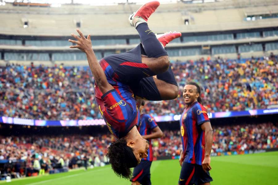 Karim Adeyemi bejubelt seinen Treffer für Barcelona gegen Feyenoord. Karim Adeyemi bejubelt seinen Treffer für Barcelona gegen Feyenoord.