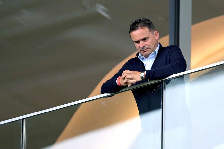 Marc Overmars zal tot november geen actieve rol in het voetbal bekleden