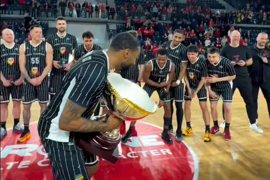 U-BT Cluj-Napoca a câştigat dramatic Cupa României la baschet masculin