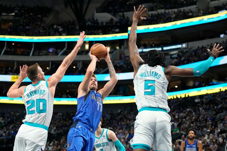 NBA, la doppia doppia di Doncic trascina Dallas alla sesta vittoria stagionale