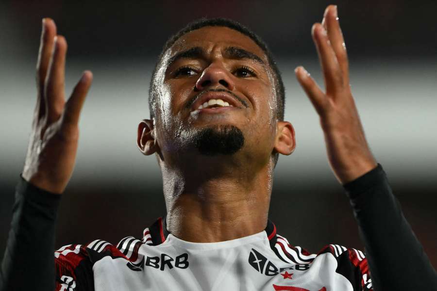 Samuel Lino lamenta lance perdido durante partida contra o Estudiante